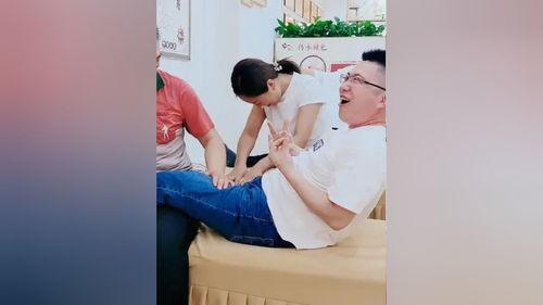 搞笑按摩视频,按摩师与顾客的欢乐互动