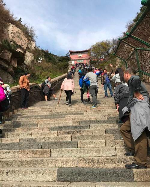 爬泰山视频,挑战极限，领略自然奇观