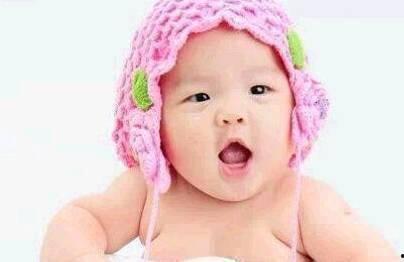 小孩吃奶视频,母爱如歌，温情满满
