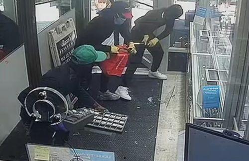 打劫视频,街头打劫现场实时记录