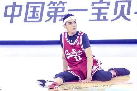 吴亦凡打篮球视频,球场上的魅力与激情
